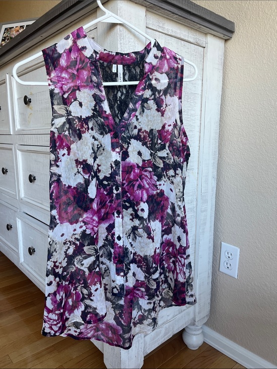 Studio Y Tops - StudioY floral top with lace back